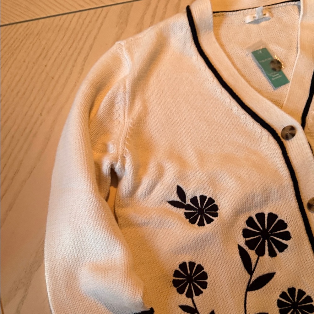 Maurices Cream and Black Floral Cardigan π§π»ββοΈ - Picture 9 of 15